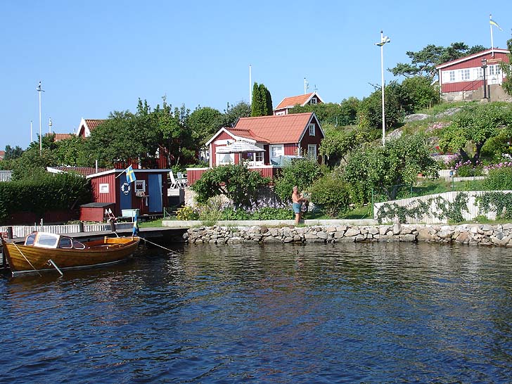 En vy från båtbryggan på Brändaholm vid Karlskrona. Uppe till höger den s k Storstugan