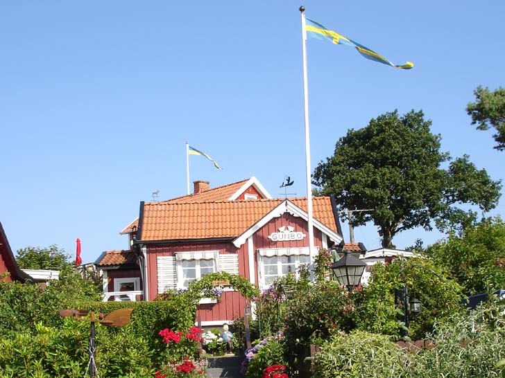 En typisk stuga på Brändaholm där många stugor även har speciella namn, i detta fall Gunbo.